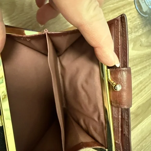 BUXTON Women's BROWN GENUINE LEATHER Snap & Kiss Lock CARD/CASH BIFOLD WALLET - Picture 3 of 5